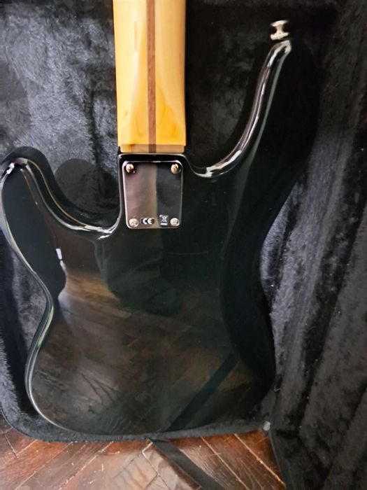 Продавам Бас Fender Precision - Made in Mexico
