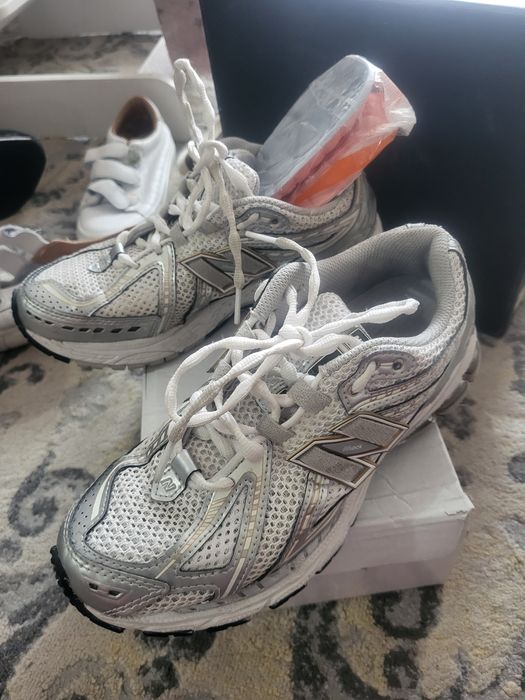 Продавец обувь разную