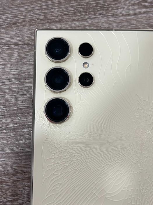 Samsung S24 Ultra 256GB Пукнат гръб