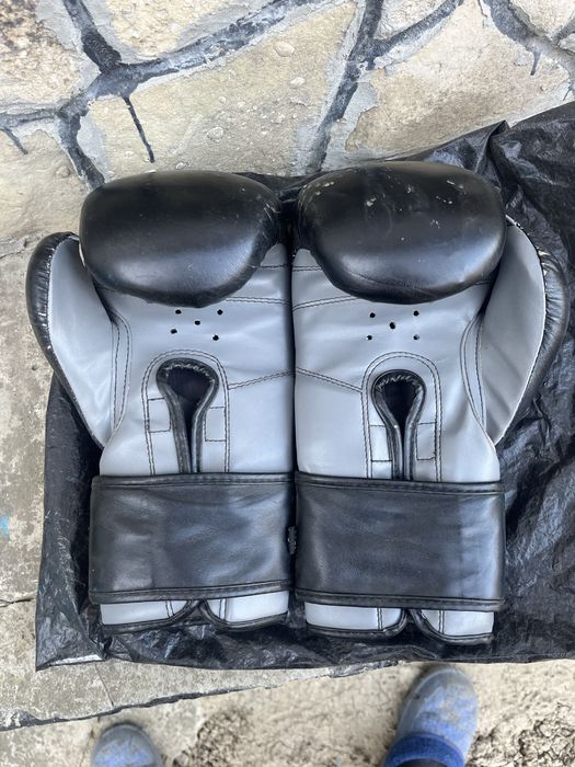 Vand manusi de box