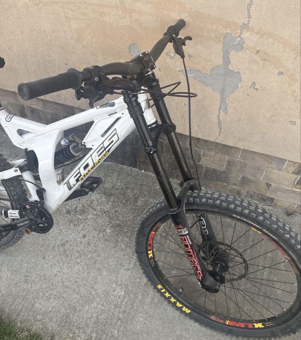 Bicicleta downhill full suspension