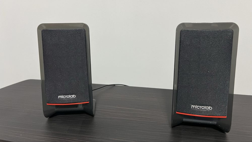 Компьютерный стол, компьютер и аксессуары, колонки Microlab