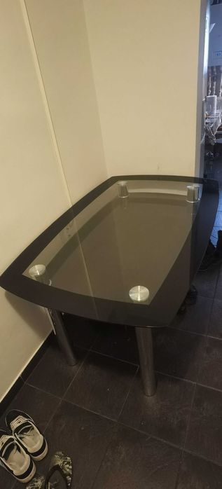 masă din sticlă groasă