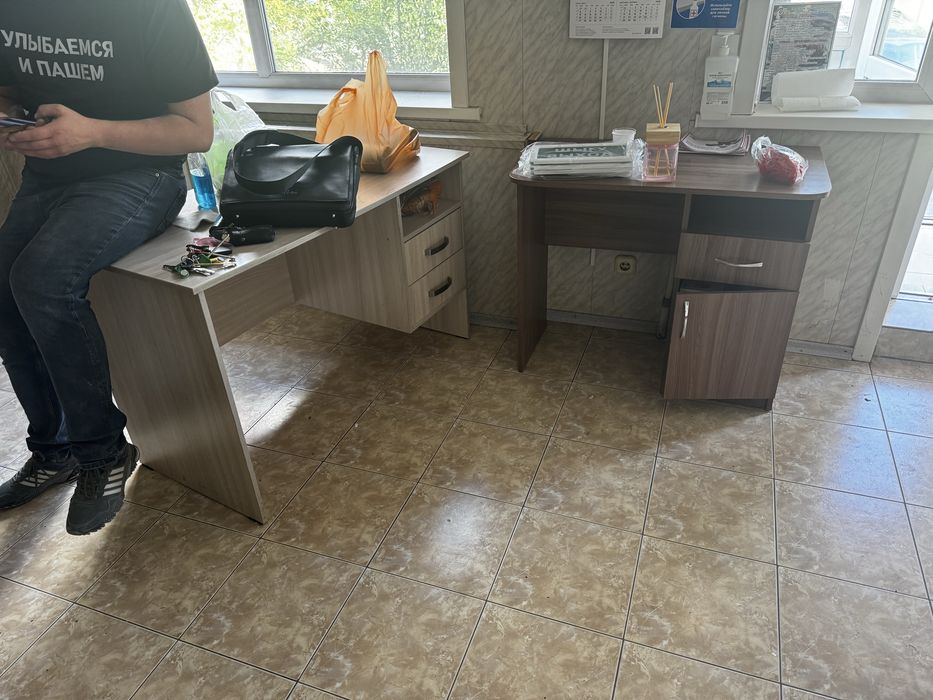 Продам стеллаж и столы