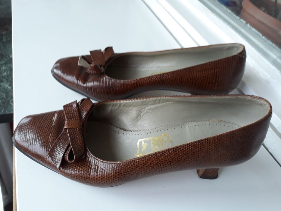 Pantofi din piele de șarpe nr 38.