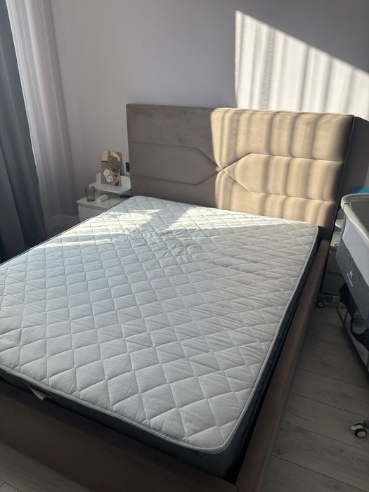 Продам кровать 1,6х2 с матрасом