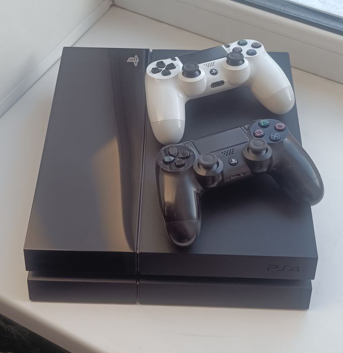 Продам Sony Playstation 4