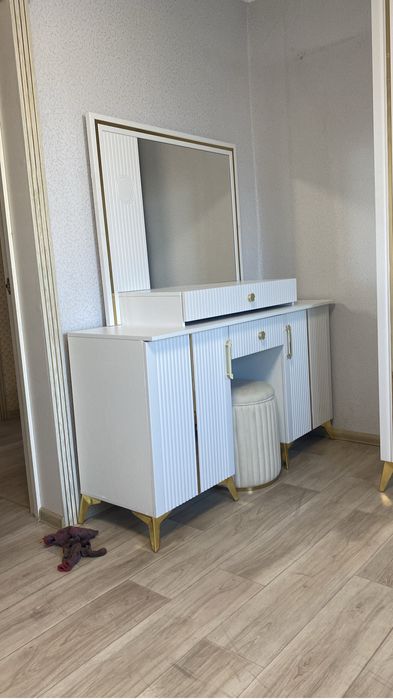 Спальный гарнитур 350000