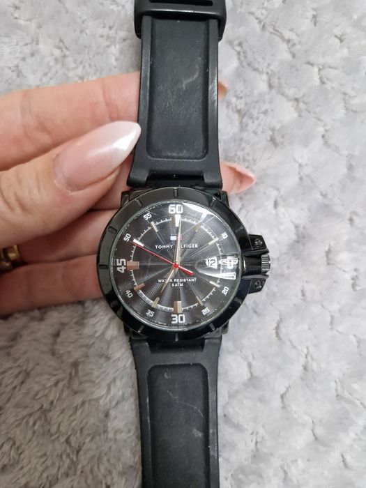 Ceasuri Guess si Tommy Hilfiger
