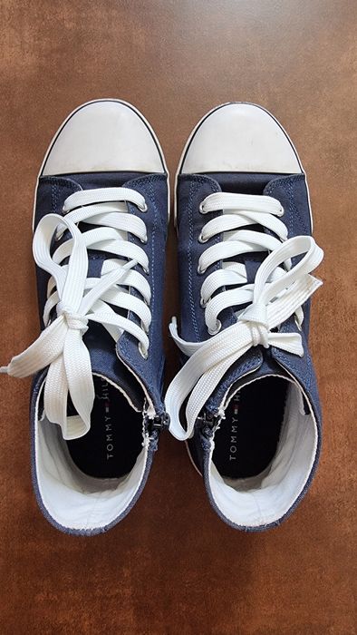 Продавам детски кецове Tommy Hilfiger 38 номер