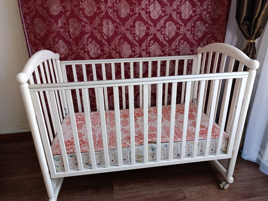Продам детскую кроватку белую б/у