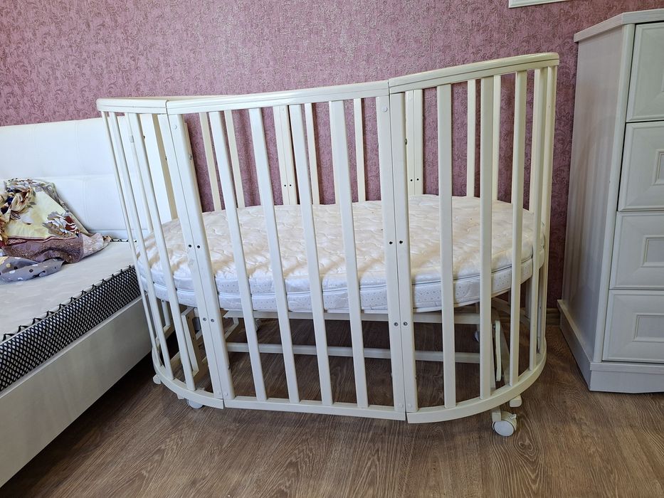 Детский кровать.