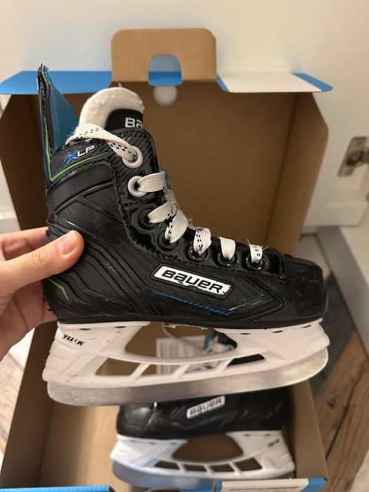Для будущих  хокеистов продаем бу коньки 27-28 р ,краги, клюшку