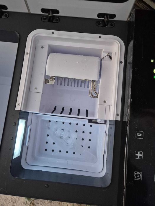 Компресорен хладилник с ледогенератор  12/220 волта