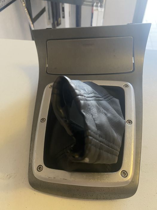 Subaru STi рамка за скоростен лост (оригинал)