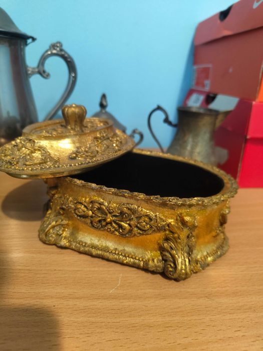 Антикварни декоративни метални съдове – чайници и позлатени кутии