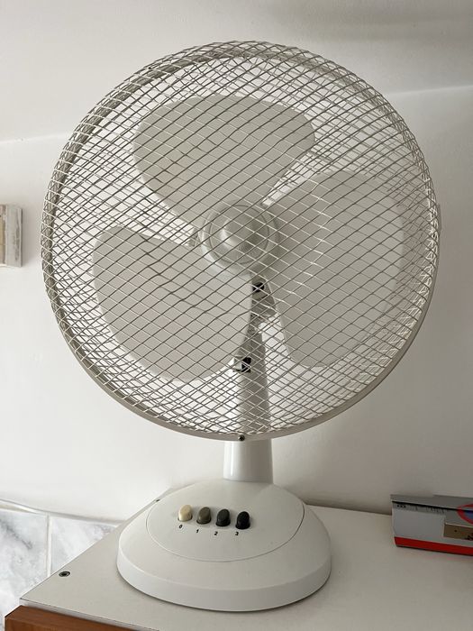 Ventilator cu 4 trepte de viteză – perfect pentru zilele călduroase!