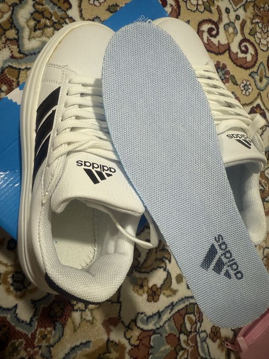 Продается кроссовки белые адидас новые