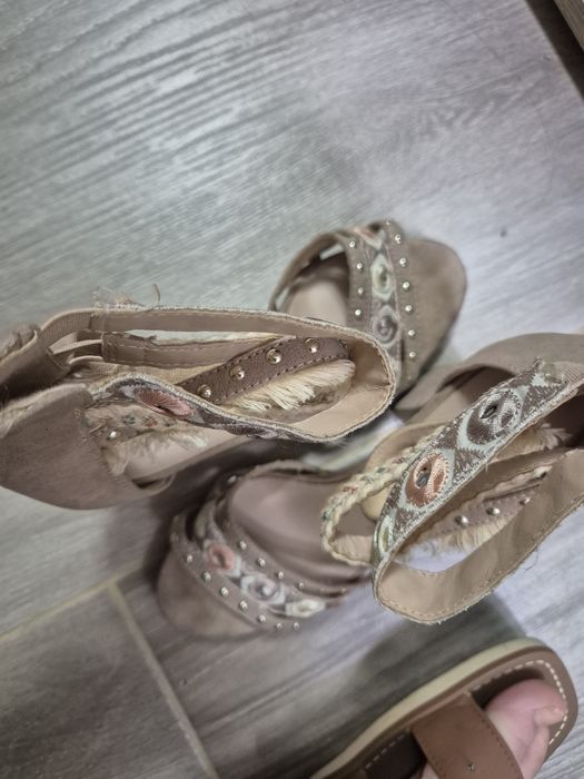 Sandale Catwalk 36 beige cu aplicații