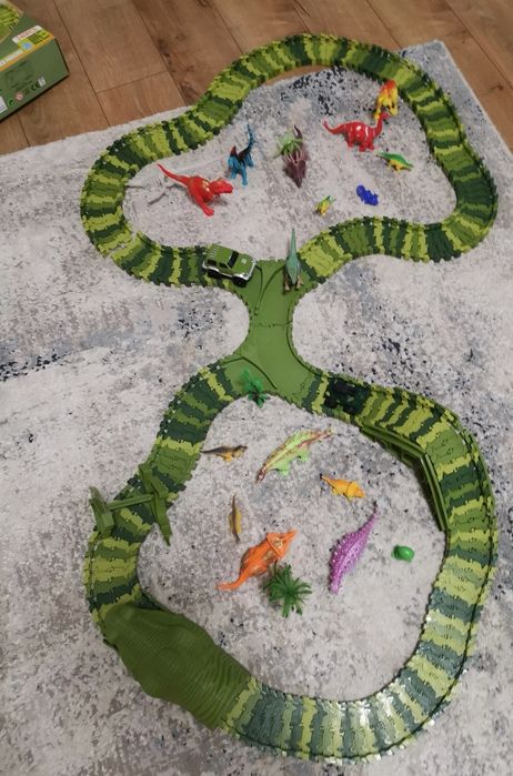 Set de joacă Dino Park cu pistă de curse flexibilă, mașinuțe și dinozauri