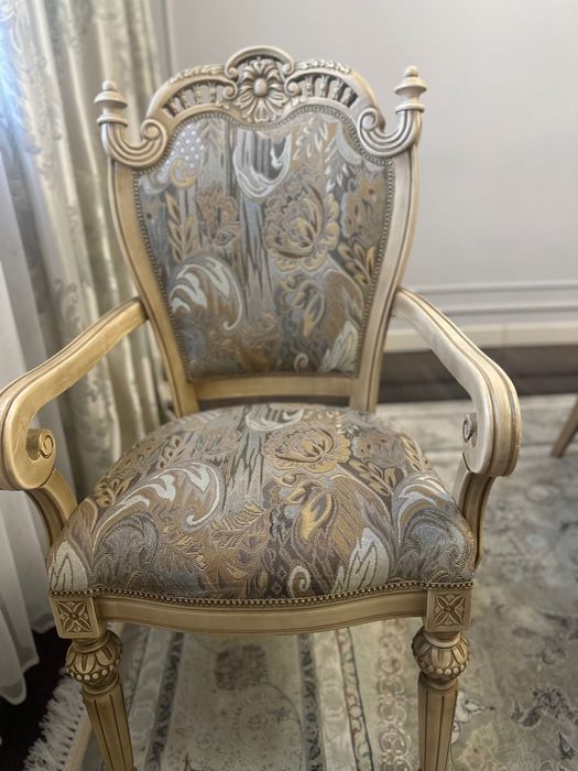 Продается стол и стулья