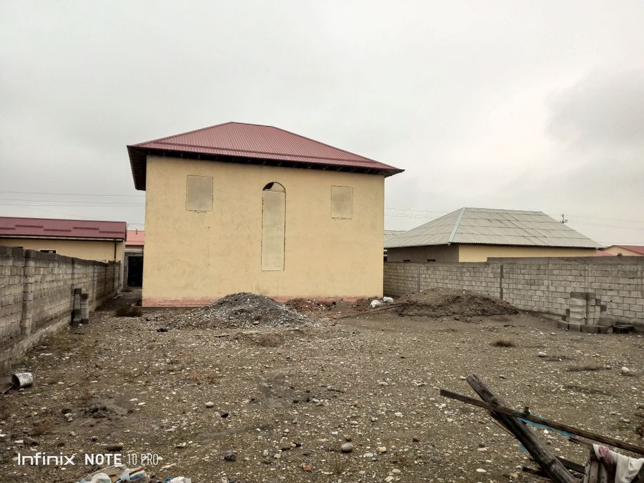 Курилиши тугалланмаган пишик гиштдан курилган 2 каватли уй