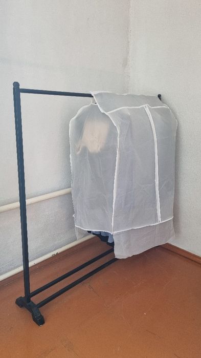 Стеллажи, вешалка