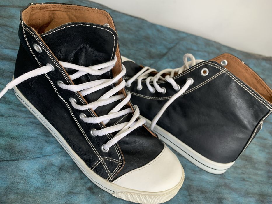 Продам конверсы новые