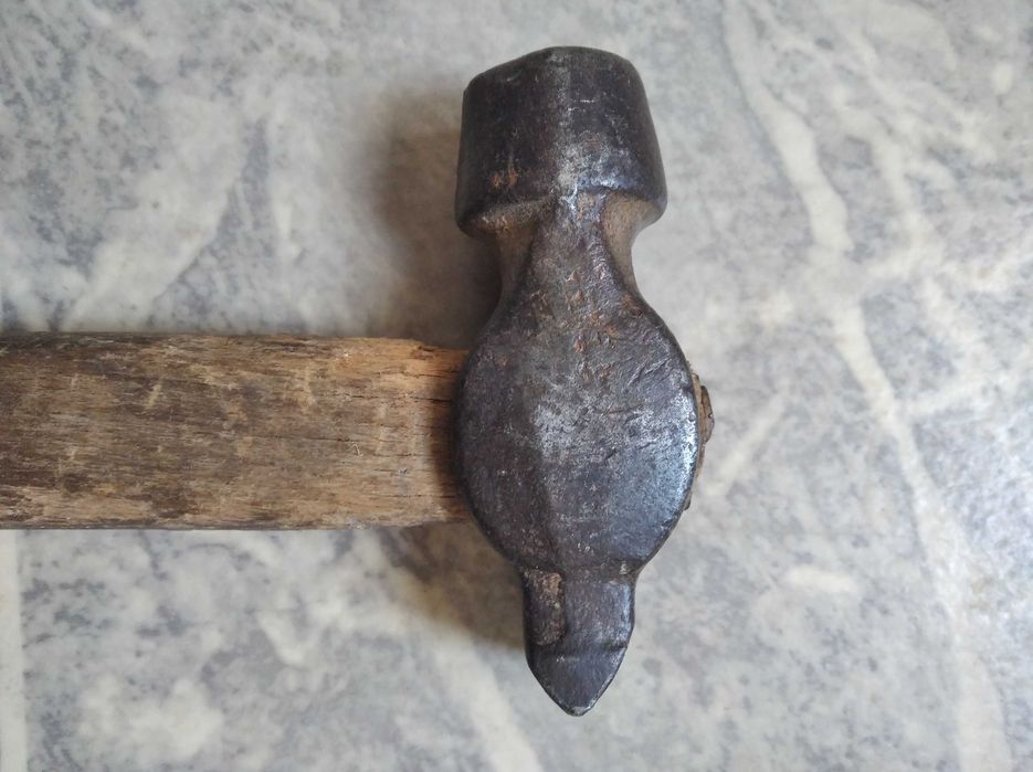 Молоток        .