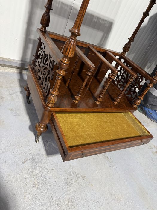 Gheridon englezesc din lemn cu intarsii