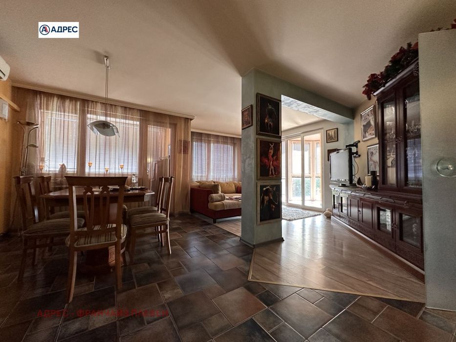 Продава се Тристаен апартамент в Плевен, Идеален център - 110 кв.м за 1637 €/кв.м - Снимка #1