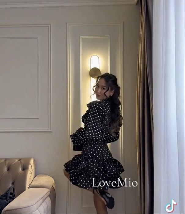 Черное мини платье в горошек