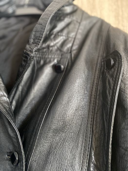 Jachete din piele culoare neagra si alta culoare maro