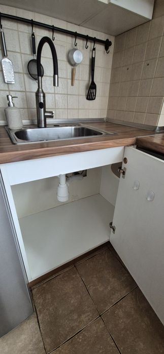 Кухня с мивка , котлони и аспиратор