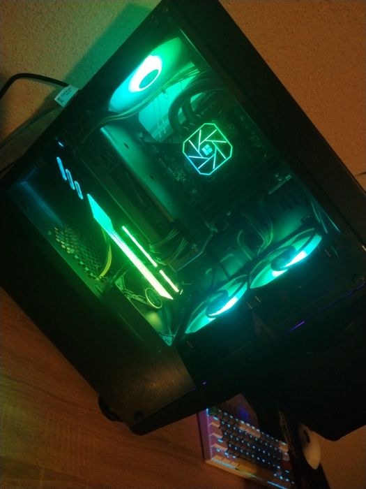 Геймърски компютър със монитор, и периферия. . .