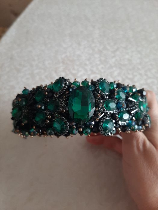 Обадок и серьги со стразами