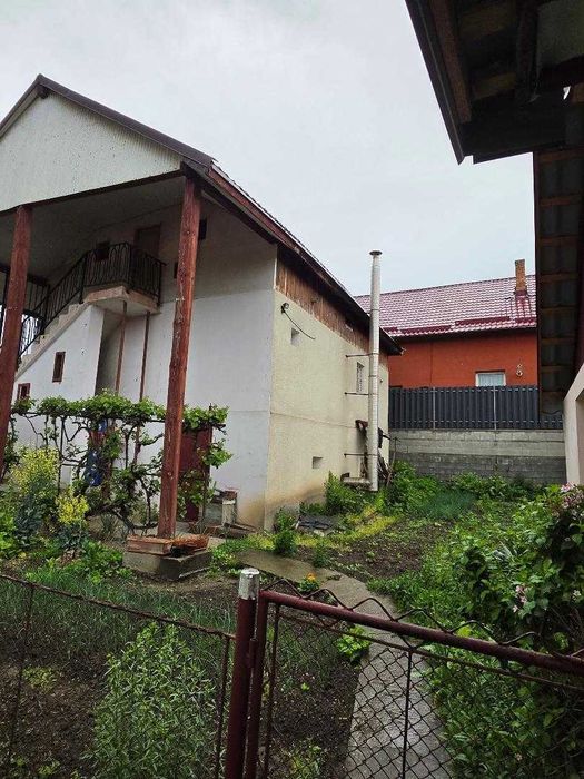 Casa constructie rezidentiala si / sau comerciala cu 2 nivele si pivnita, incluzand teren gradina, la sosea, localizata central in Cuzdrioara, Dej, CJ