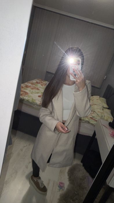 Пролетно бежово палто