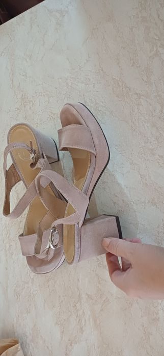 Vand sandale roz praf marimea 37 stare buna