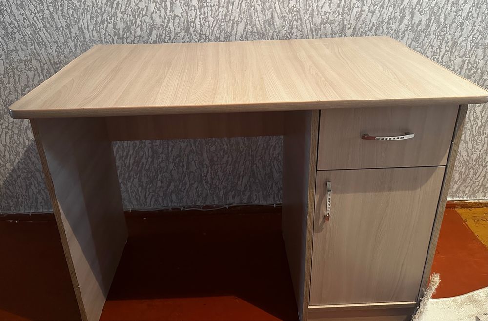 Продам столик в хорошем состояние