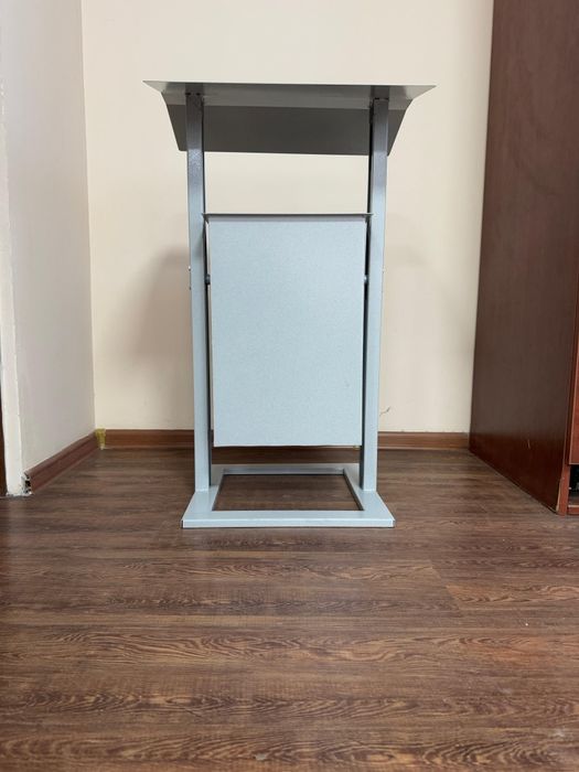 Металлическая урна с крышкой