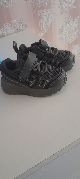 Продам детские кросовки