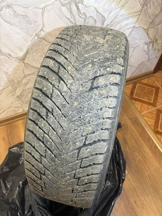 235/50/19  зимние шины с щипами