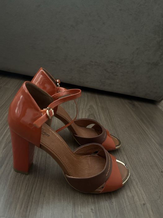 Продам босоножки