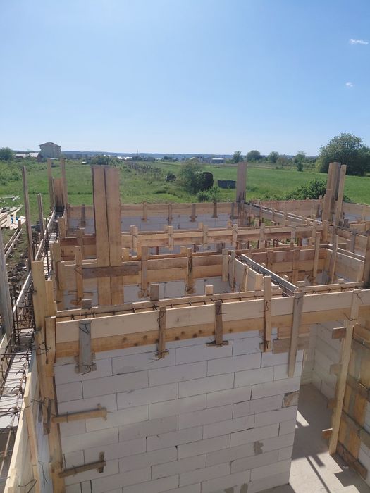 Construcții la rosu/finisaje