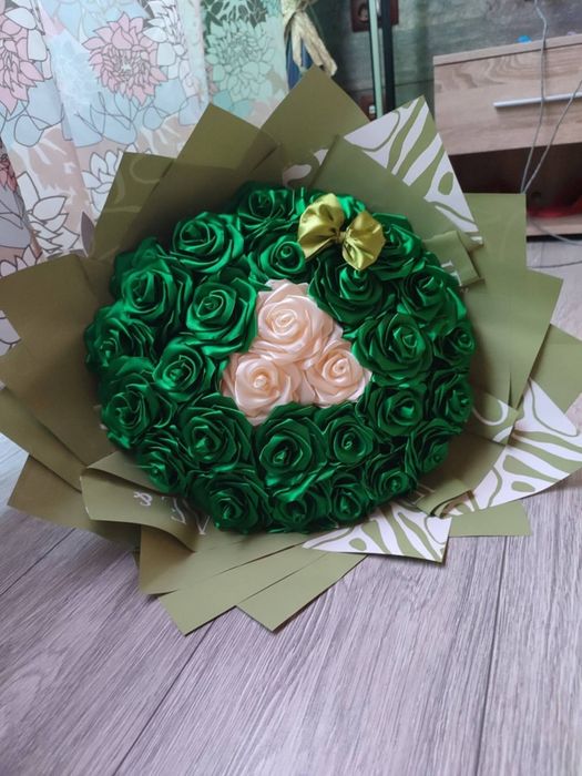 Buchete de trandafiri din satin handmade – Cadoul care rămâne