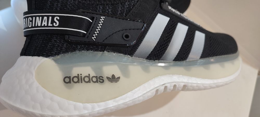 Продам кроссовки фирмы Adidas.