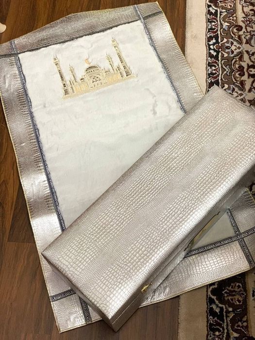 Кожа чемоданда катта мехли жойнамоз.