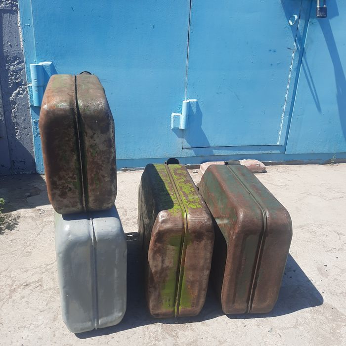 Продам канистры железные