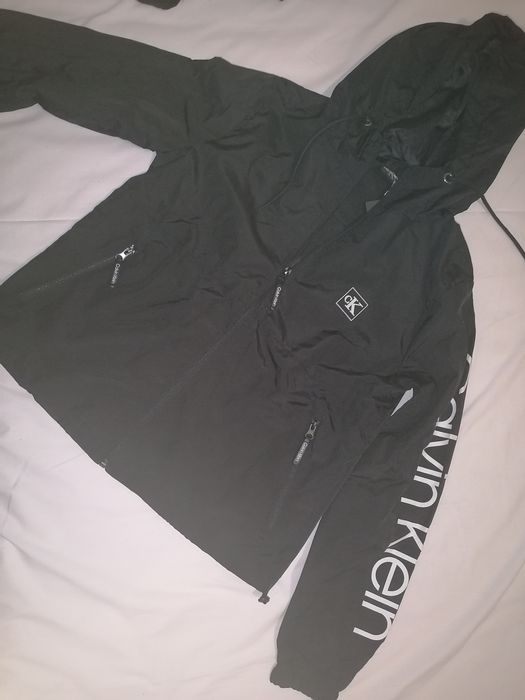 Ново дамско черно горнище Calvin Klein размер S.